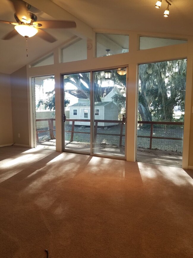 Building Photo - Charming 3BD/2BA Two-Story Home with Pictu...