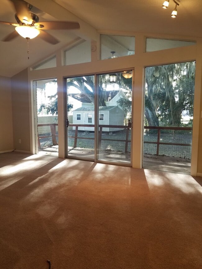 Building Photo - Charming 3BD/2BA Two-Story Home with Picturesque Pond Views in Lakeland