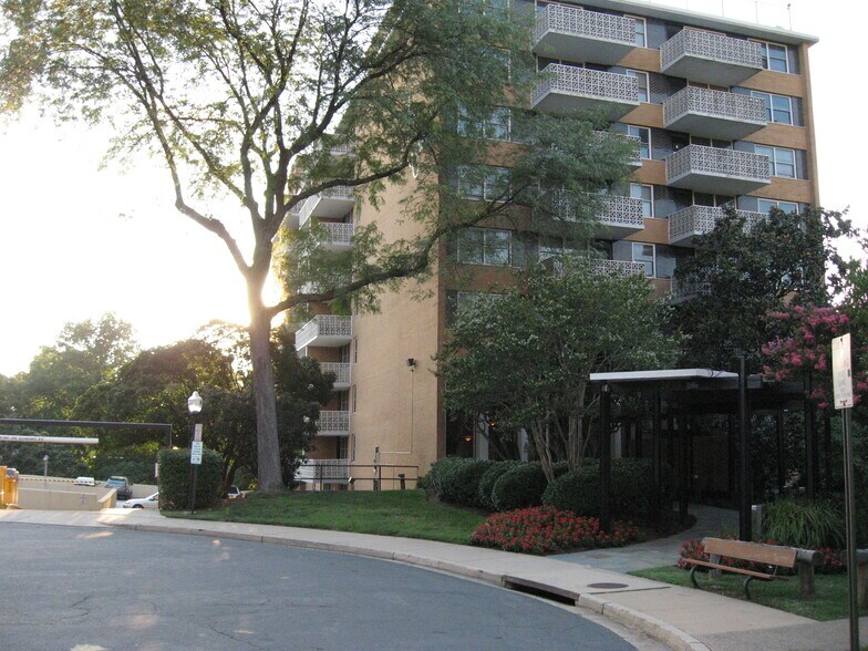 Building Photo - 2030 N Adams St