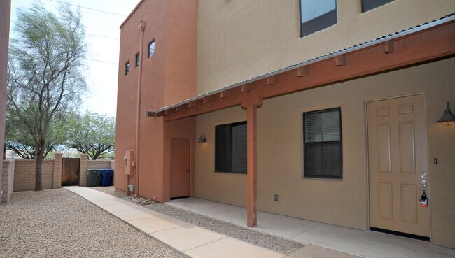 Building Photo - 381 E Calderwood Rd