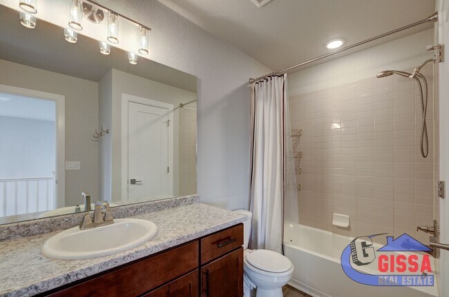 Building Photo - Beautiful, modern townhouse with primary b...