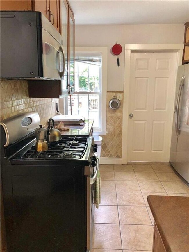 Building Photo - Great 4X2 Stand Alone Home for August!