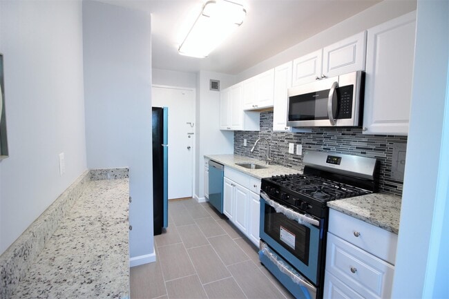 Building Photo - 10401 Grosvenor Pl