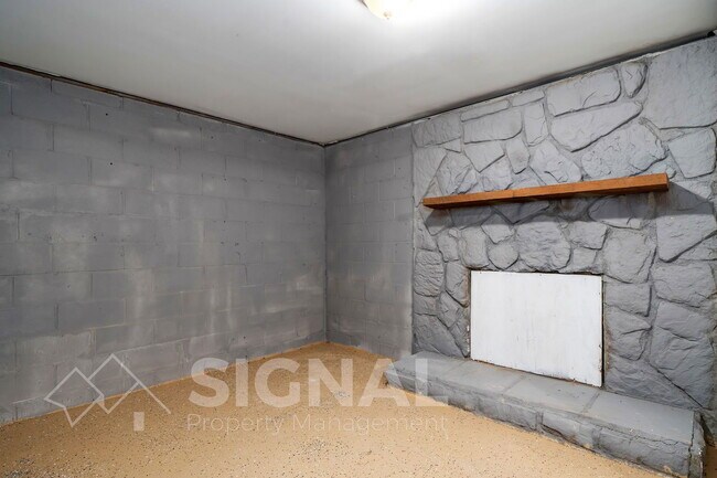 Building Photo - 1652 Roberta Ln