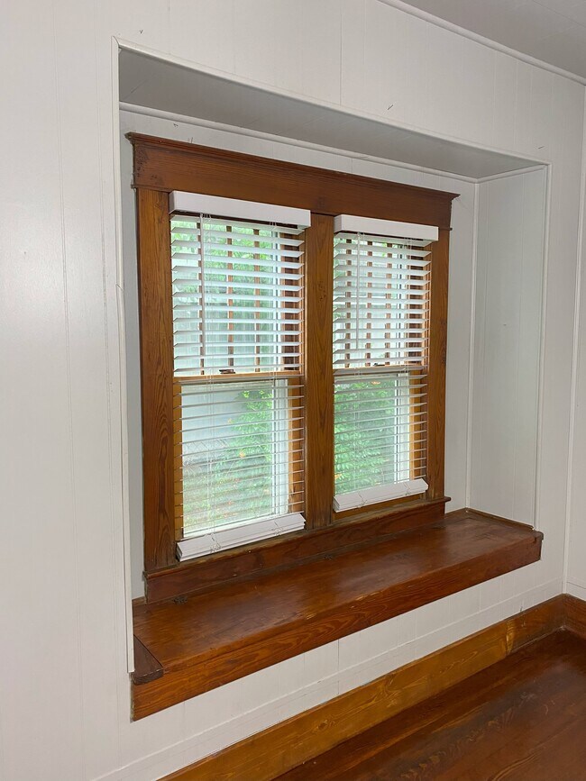 Building Photo - 324 S Benjamin St