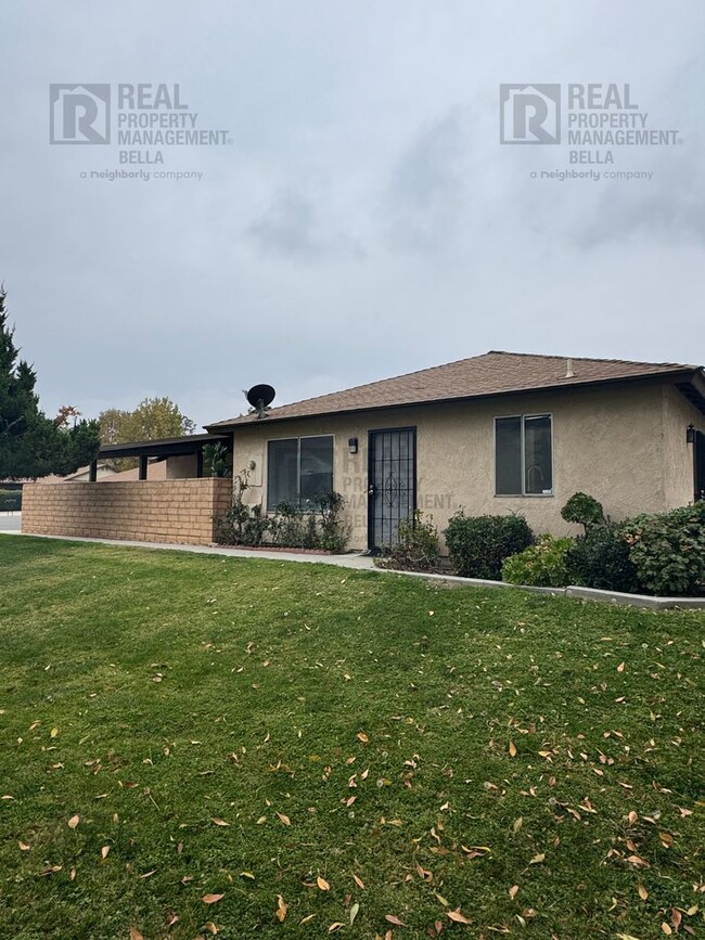 Building Photo - 55+ COMMUNITY- Charming 2-Bed, 2-Bath Home in Desirable 55+ Sunrise Community