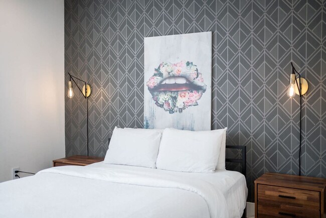 Building Photo - 1136 Crescent Ave NE