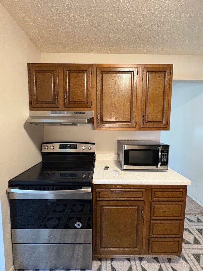 Building Photo - Two bedroom one bathroom duplex for rent