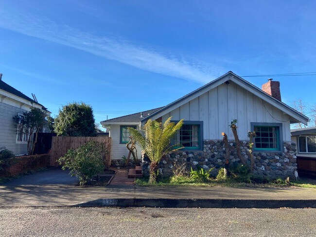 Building Photo - House with Charm, 2/1 with large garage and bonus room & bathroom