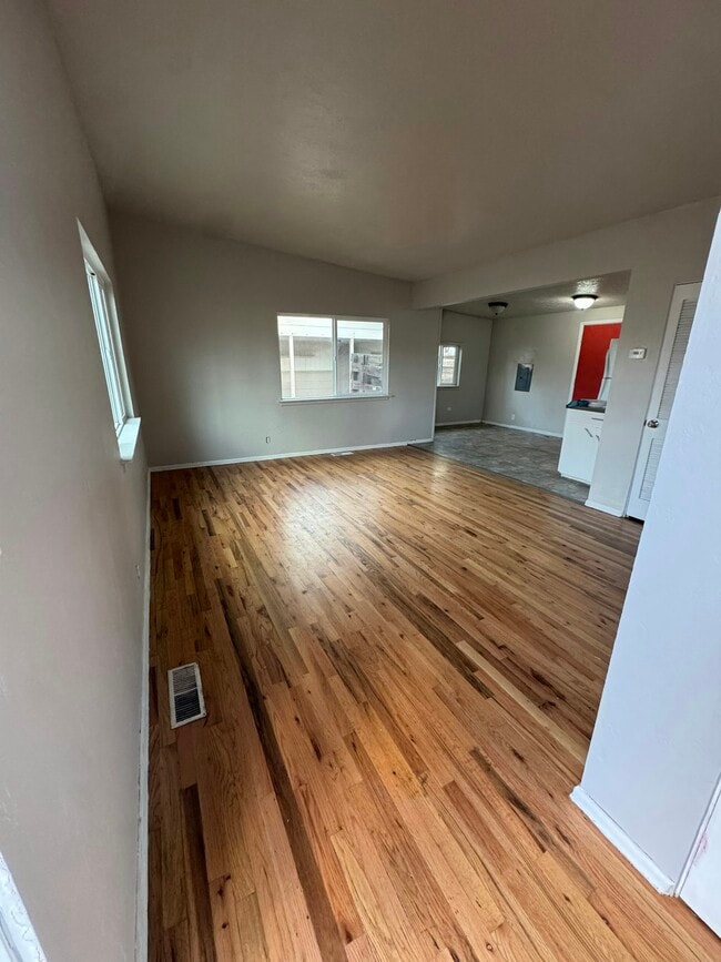 Building Photo - 1325 E 5th N