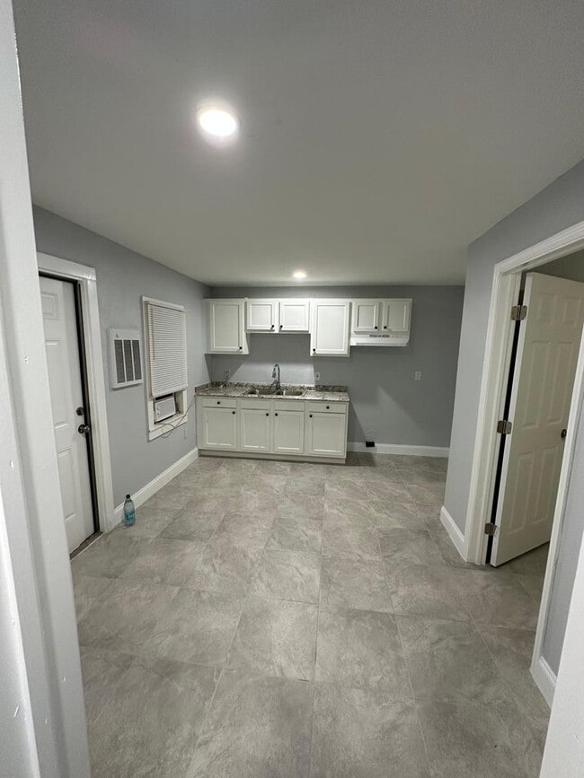 Building Photo - Fully Renovated 1/1 Available for Immediate Rent!