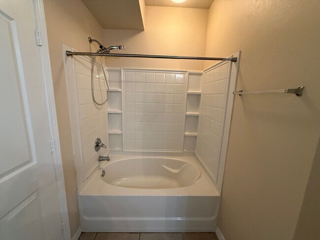 Building Photo - Great Condo in the NW