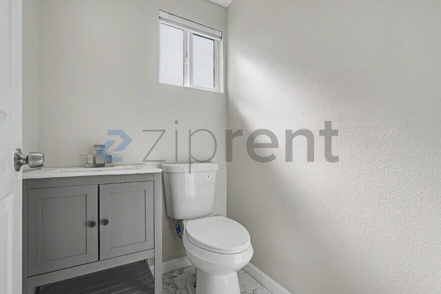 Building Photo - Unit