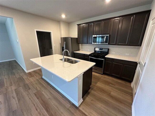 Building Photo - 906 Main St