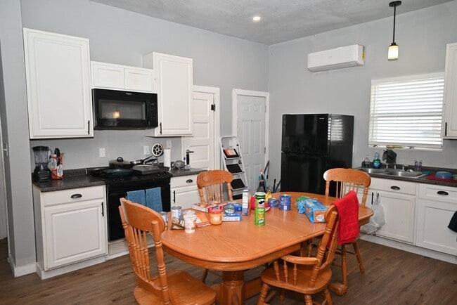 Building Photo - 1908 10th St