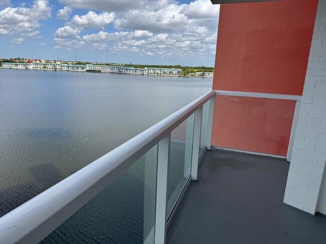 Building Photo - 1301 NE Miami Gardens Dr