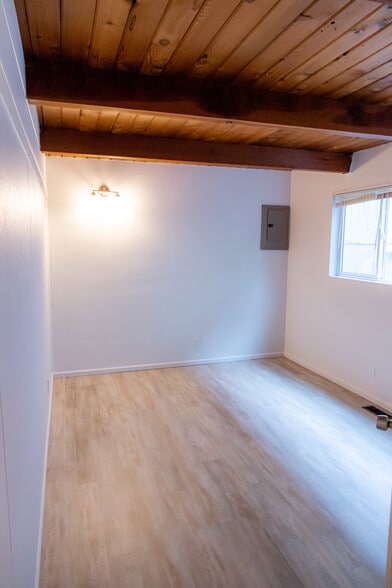 Building Photo - 1072 SW E Ave