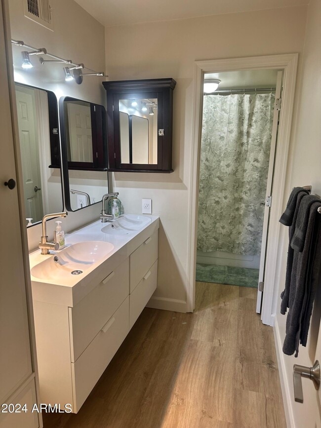 Building Photo - 7625 E Camelback Rd