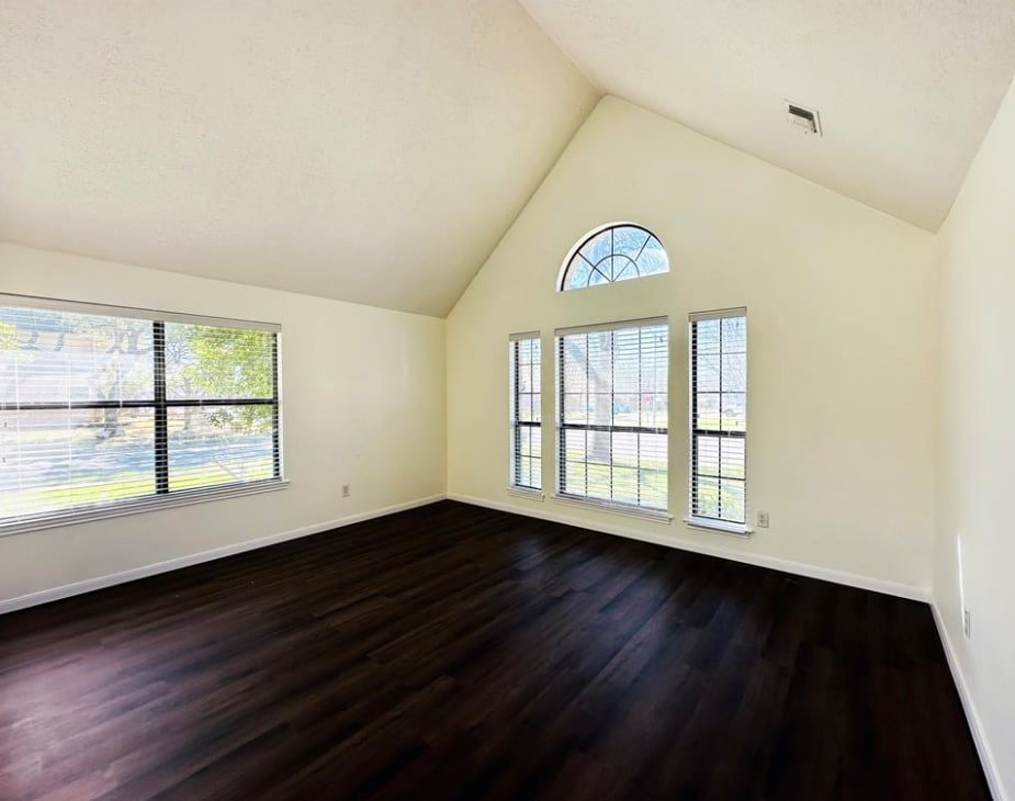 Building Photo - 306 Applewood Dr