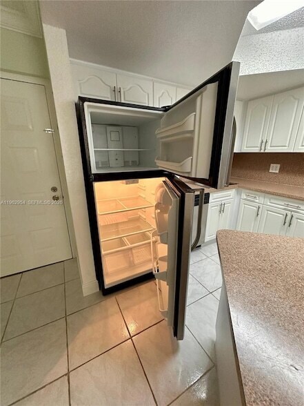 Building Photo - 8235 Lake Dr