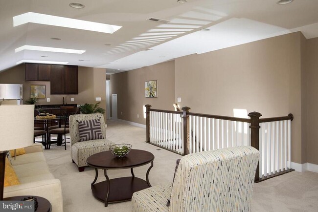 Building Photo - 6829 Rosemont Dr