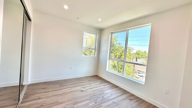 Building Photo - Affordable 1-Bedroom Top Floor Unit with M...
