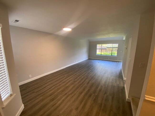 Building Photo - 434 Creekside Ln