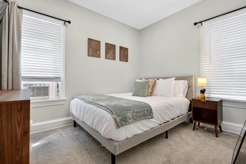 Building Photo - 1561 Cordova Ave