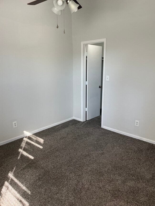 Building Photo - 303 E Liberty Ln