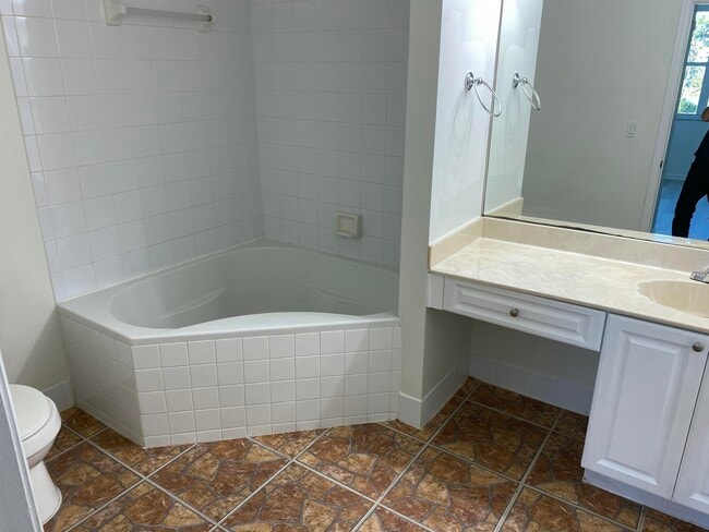 Building Photo - 2080 Greenview Shores Blvd