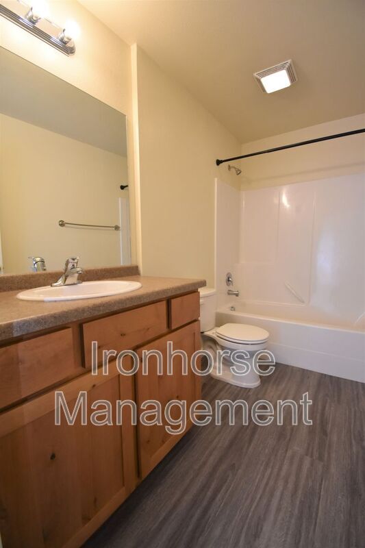 Building Photo - 807 W Villard St