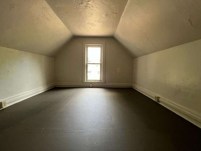 Building Photo - 127 Elm St