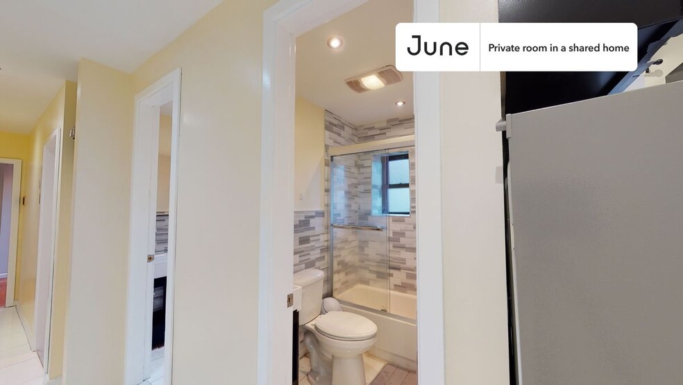 Building Photo - Private bedroom in 3 bed/2 bath Home