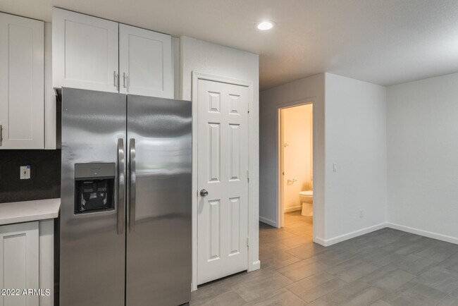 Building Photo - 8337 W Hughes Dr