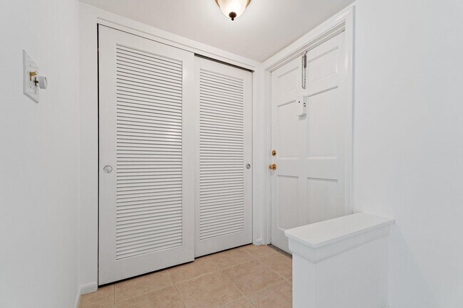 Building Photo - 5570 Tamberlane Cir