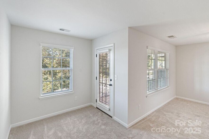 Building Photo - 2076 Waverly Ct