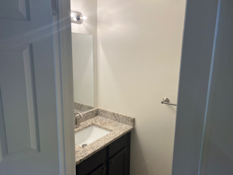 Building Photo - 111 Center St