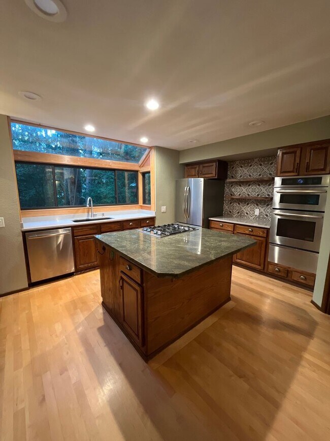 Building Photo - 3 Bedroom 2.5 Bath