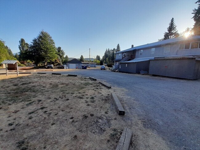Building Photo - 1/2 off 1st Month's Rent ! Country Setting Single Wide Manufactured Home Silverbrook RV Park