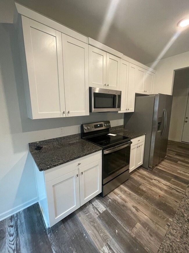 Building Photo - Welcome to this stunning 3-bedroom, 2.5-ba...