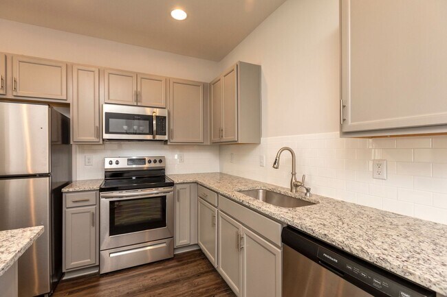 Building Photo - Spacious 3 Bedroom Home with Primary Suite on Main Level