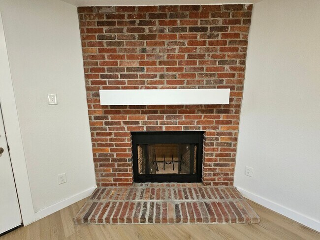 Building Photo - Recently rehabbed. Available now