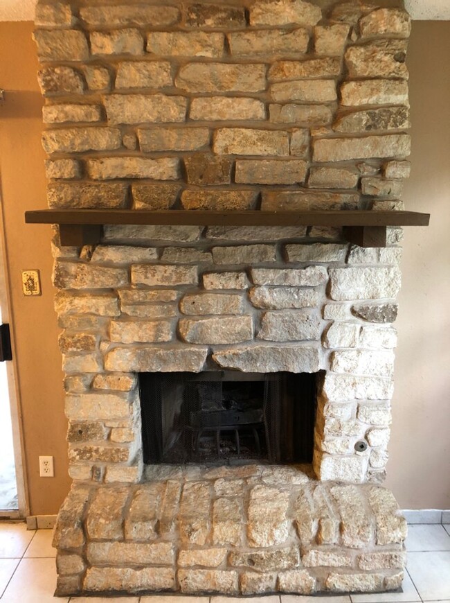 Building Photo - AVAILABLE NOW!