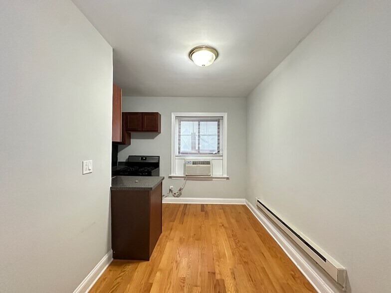 Building Photo - 3737 N Pine Grove Ave