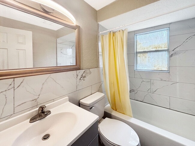 Building Photo - 122 Drew Ave