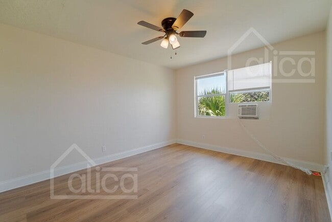 Building Photo - 801 N Sapodilla Ave