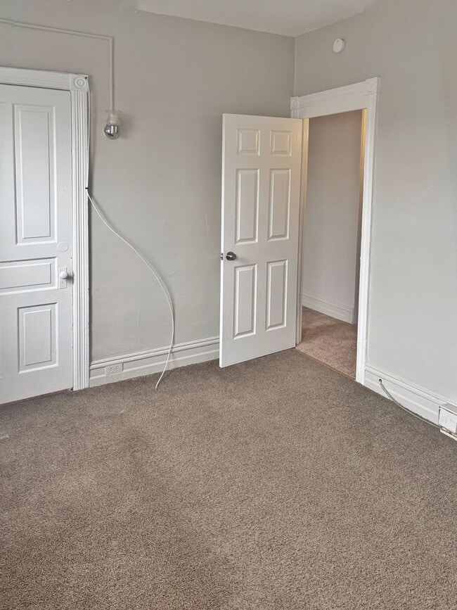 Building Photo - Spacious 5-Bed, 1-Bath, 1,890 sqt