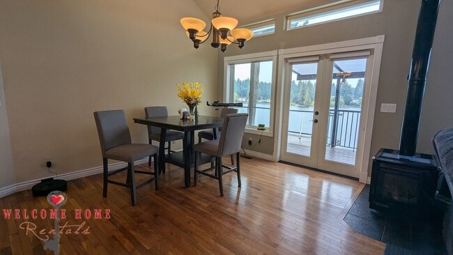 Building Photo - Huge waterfront home, fully furnished, boa...