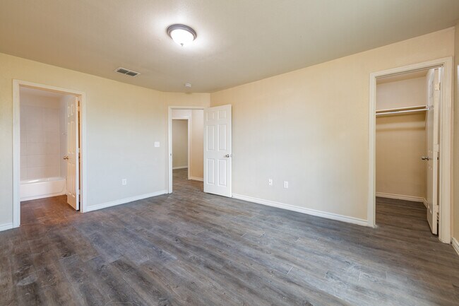 Building Photo - 7668 Oak Chase