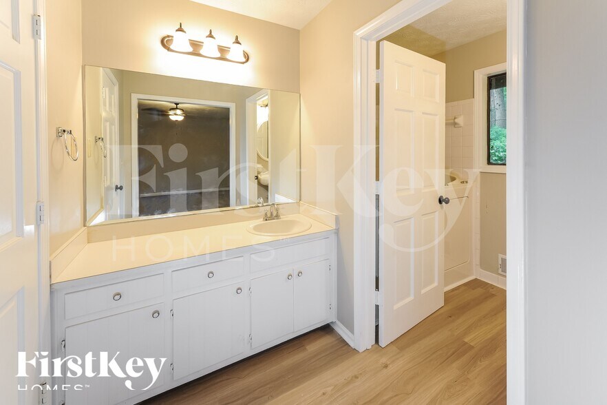 Building Photo - 1829 E Gate Dr